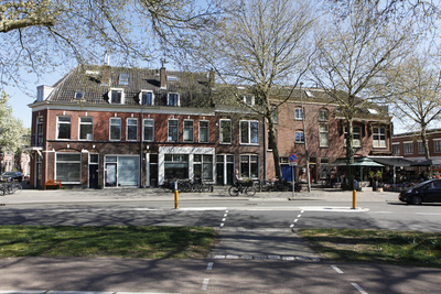914074 Gezicht op de panden Blauwkapelseweg 1 (rechts) - 5 te Utrecht, met links het hoekpand Zandhofsestraat 1 en ...